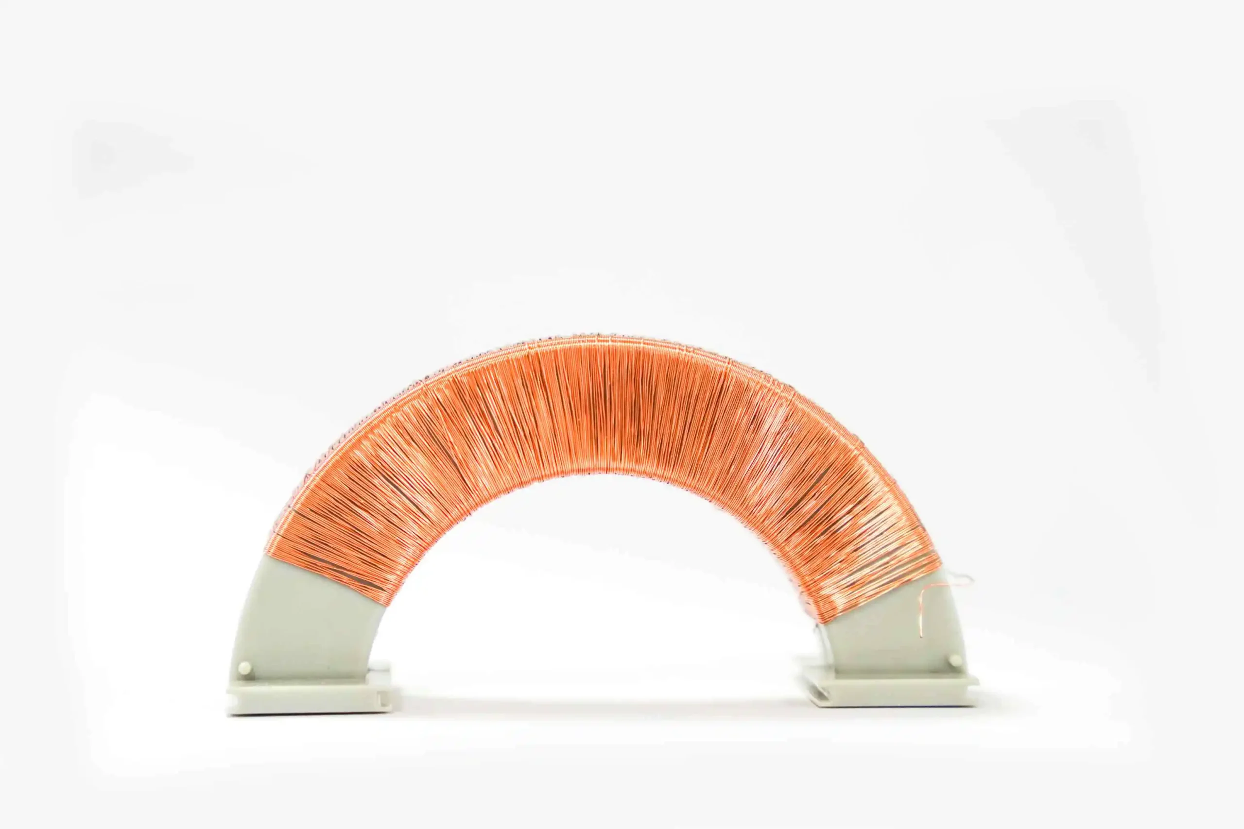 橘色和白色導線交織的矩形變壓器繞線機線圈