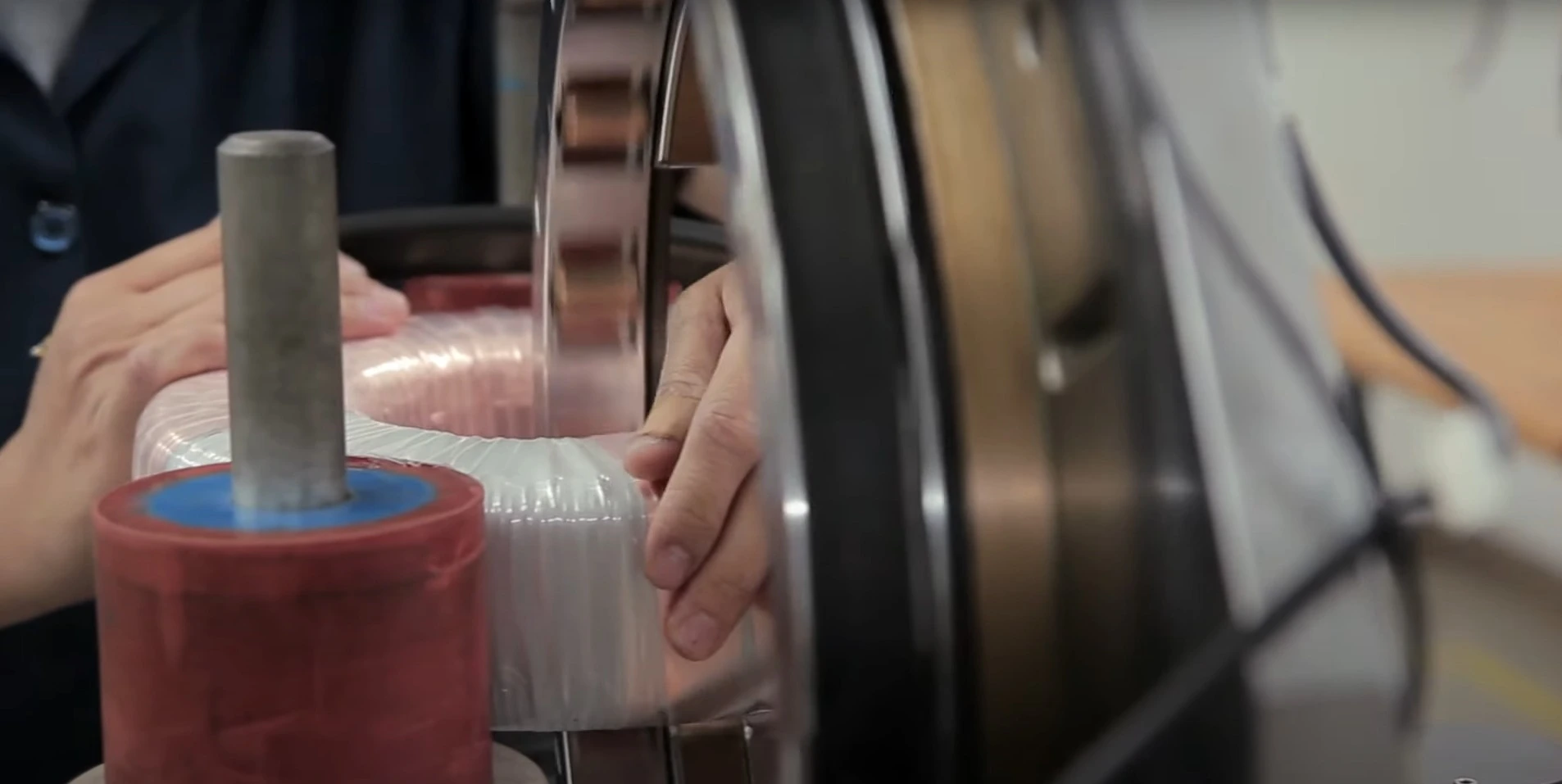 電感線圈繞線機與技術特寫：一台機器將銅線繞在圓柱形磁芯上