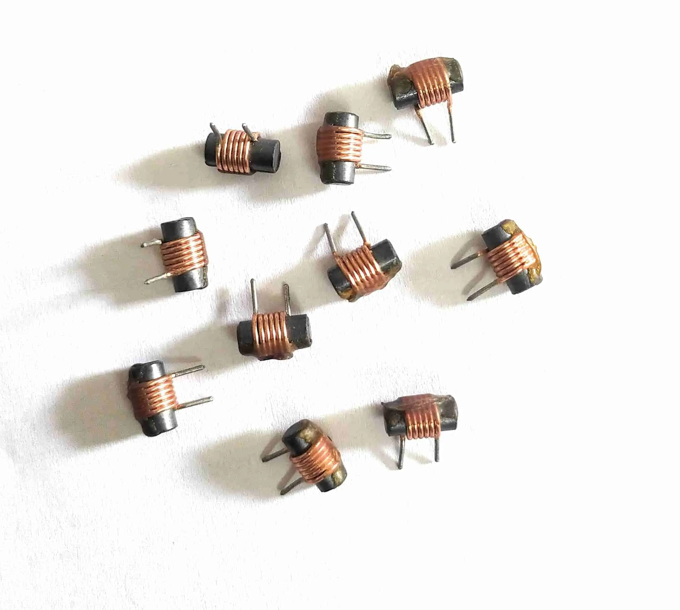 Pequeñas bobinas de metal y cobre utilizadas como estranguladores.