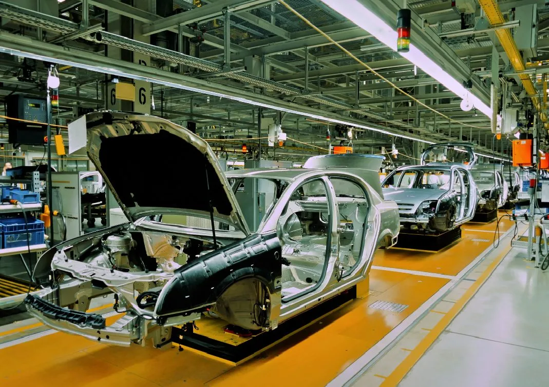 BLDC 馬達在汽車製造的應用，展示車輛裝配線