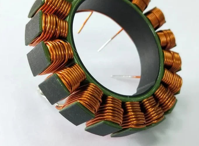 Avvolgimento del motore BLDC con bobine di filo di rame su un gruppo statore