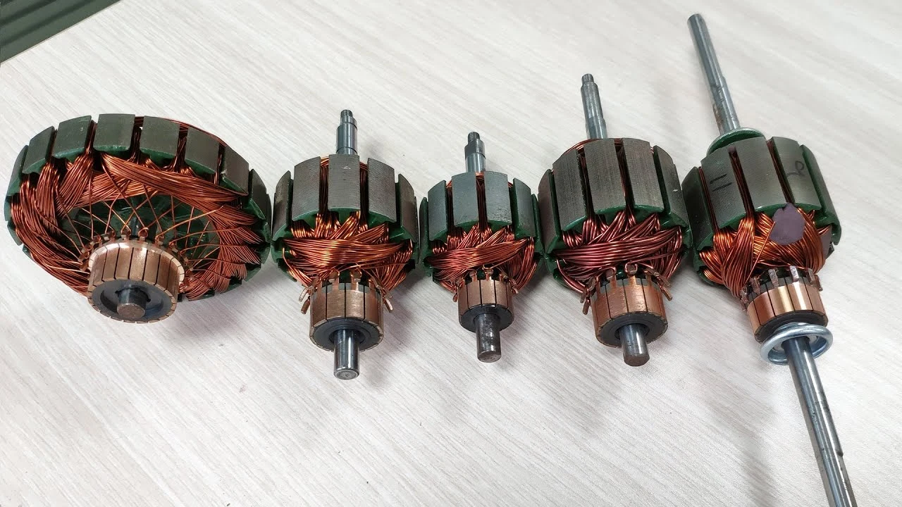 Diversi tipi di avvolgimenti di indotto che mostrano bobine di rame e commutatori per motori