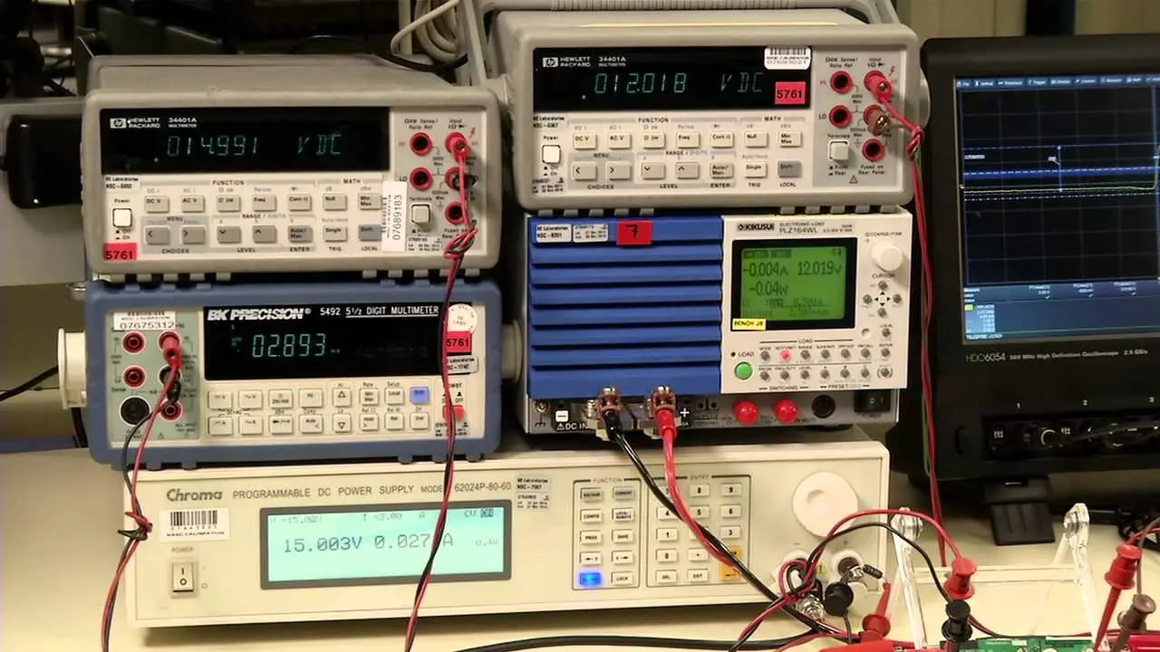 Apparecchiature collegate per testare e misurare i parametri di prestazione della fonte di alimentazione
