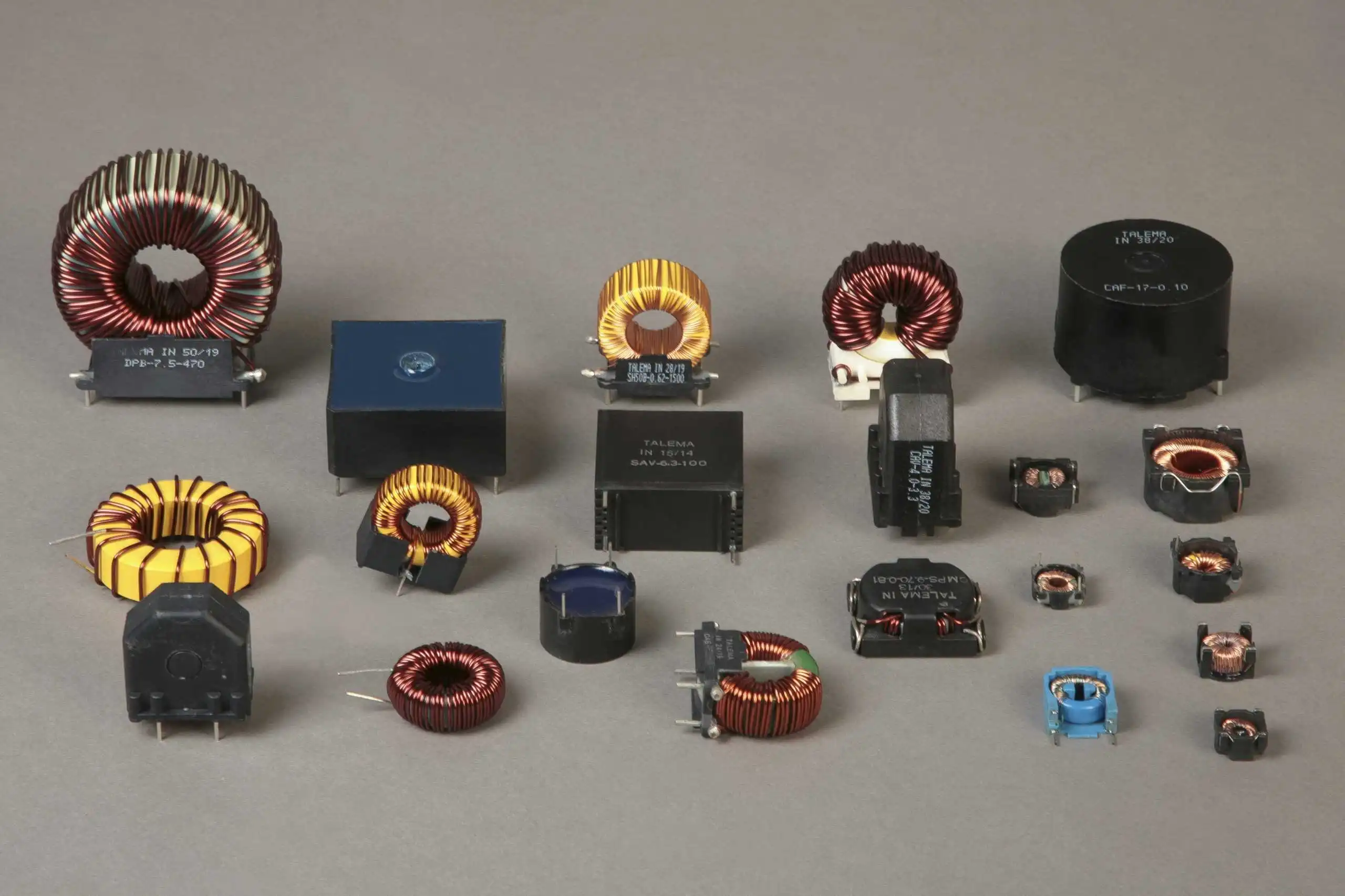 Различные типы дросселей и индукторов, иллюстрирующие функциональность и различия