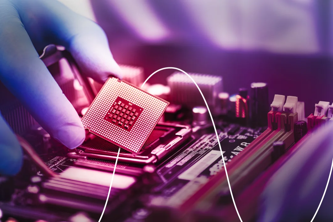 Крупным планом — рука, устанавливающая процессор на материнскую плату.