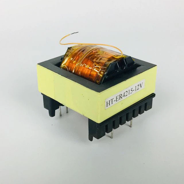 Крупный план высокочастотного трансформатора с маркировкой HT ER4215