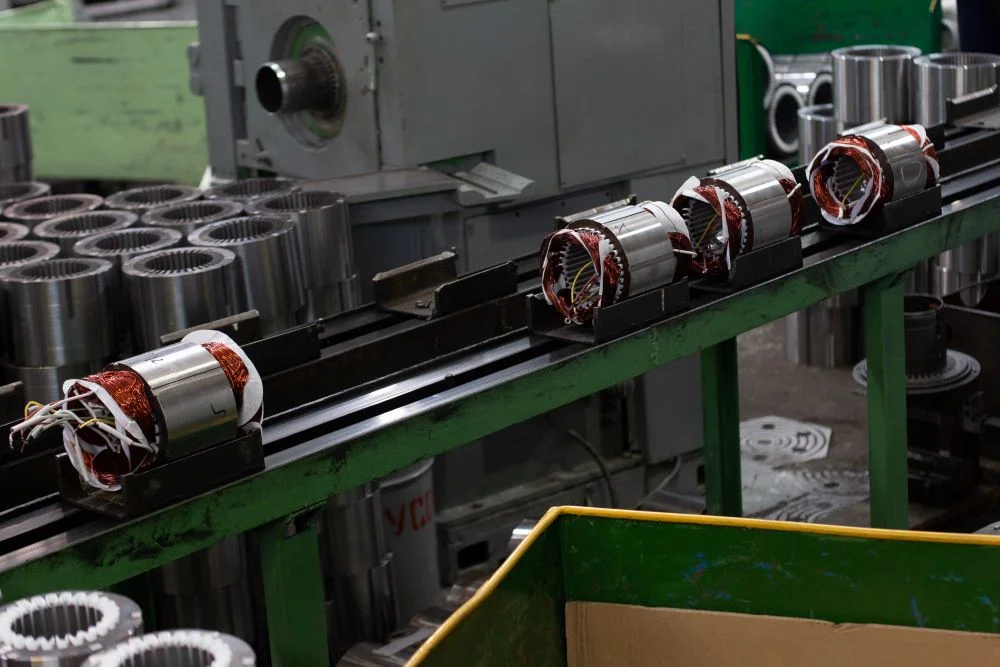 Электродвигатели на производственной линии на заводе