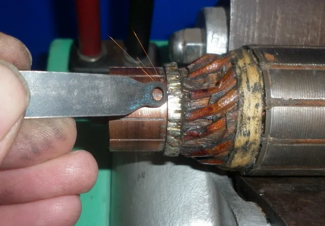 Pulizia del commutatore nella manutenzione dell'avvolgimento dell'indotto