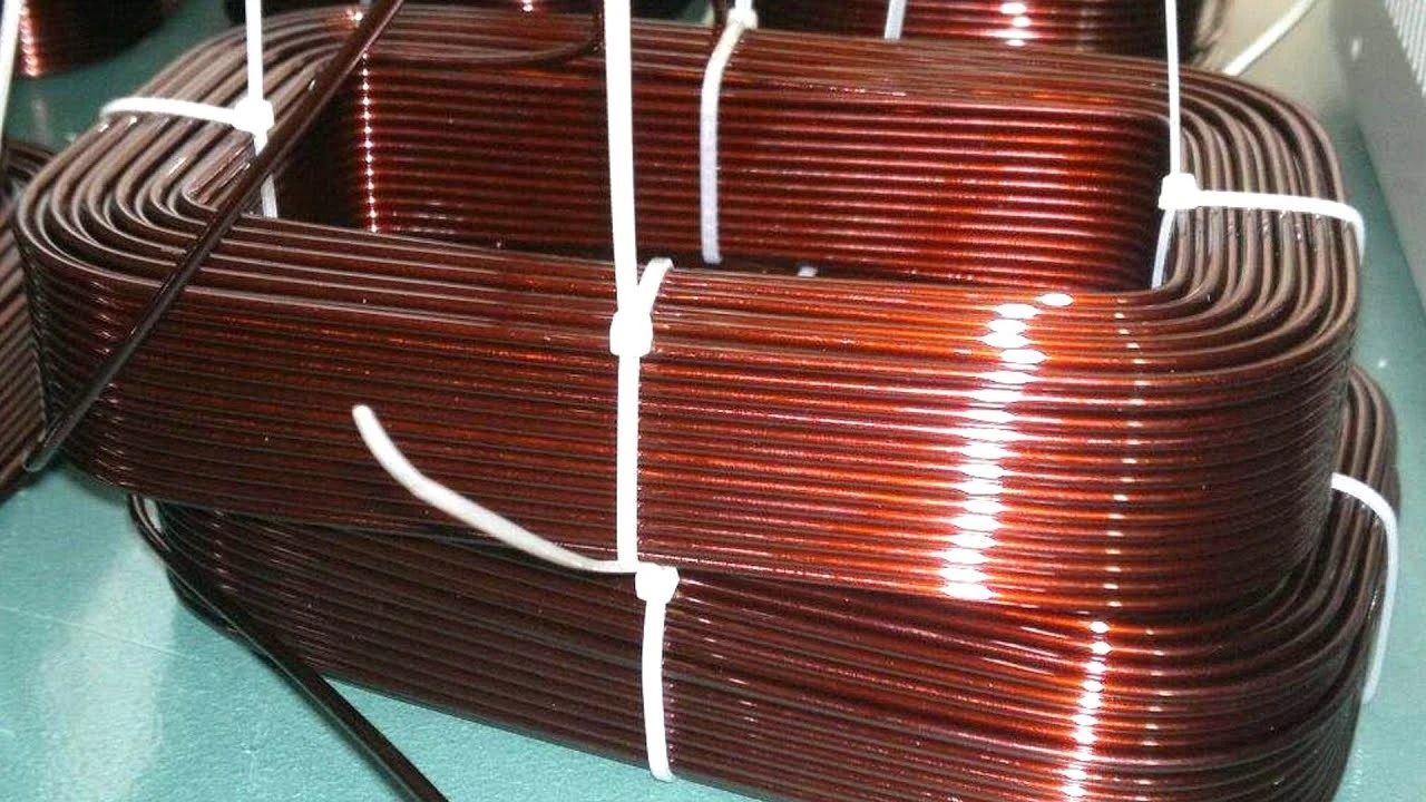 Медные обмотки трансформатора, уложенные и связанные в жгут