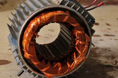 Медная обмотка статора внутри электродвигателя