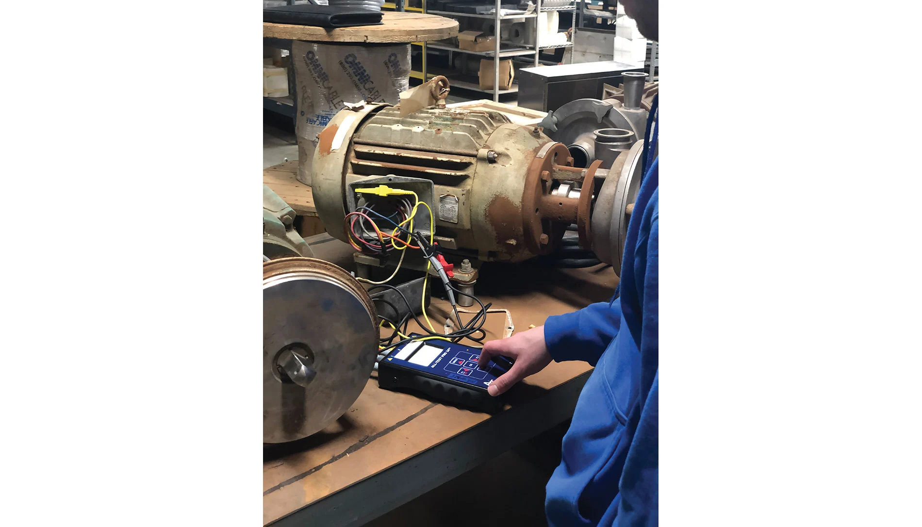 Techniker testet einen Dreiphasenmotor auf Probleme