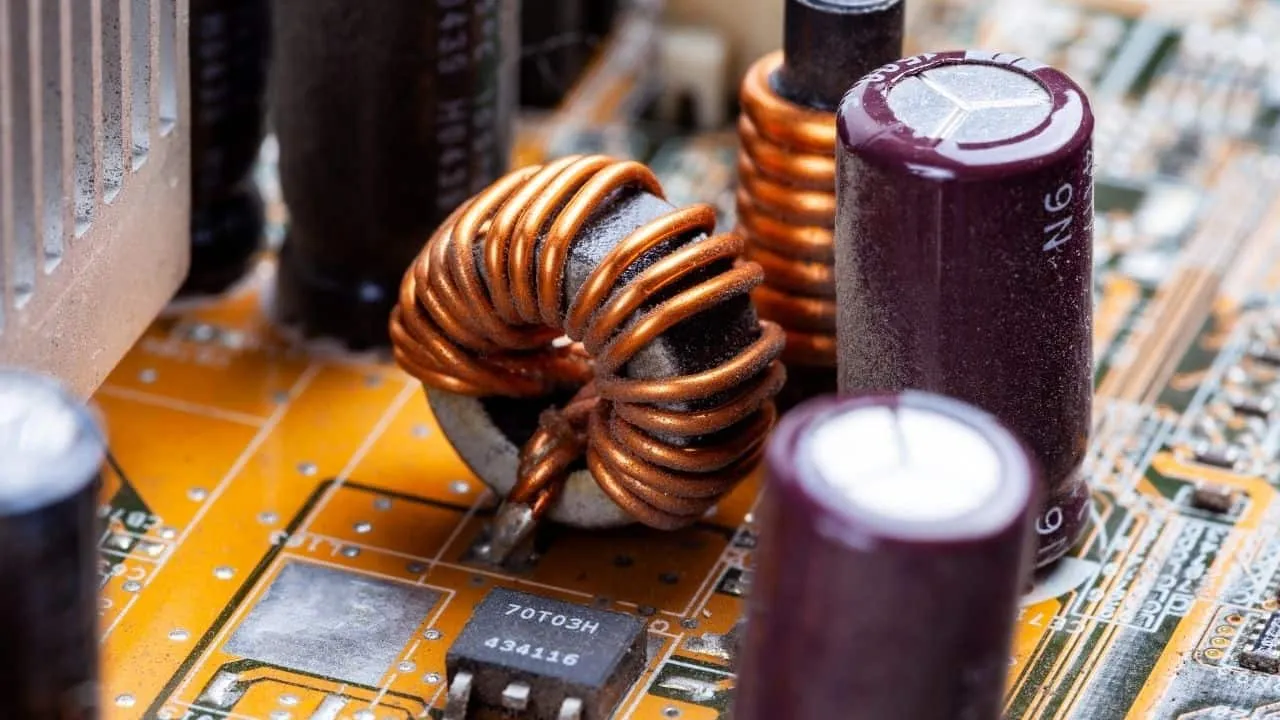 Toroidal coil near capacitors on dusty motherboard