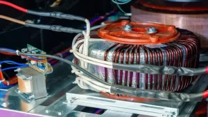 Тороидальный трансформатор установлен внутри усилителя